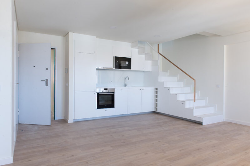 T1 Duplex em Alcântara — Charme, Luz e Localização. Terraços.