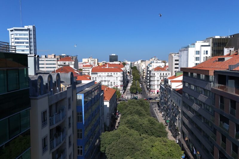 Penthouse T5 em condominio privado junto ao Saldanha. Vista de cidade. Terraço. Garagem.
